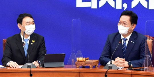 더불어민주당 송영길 새 대표(오른쪽)와 김용민 최고위원이 3일 서울 여의도 국회에서 열린 최고위원회의에서 웃음짓고 있다. 연합뉴스